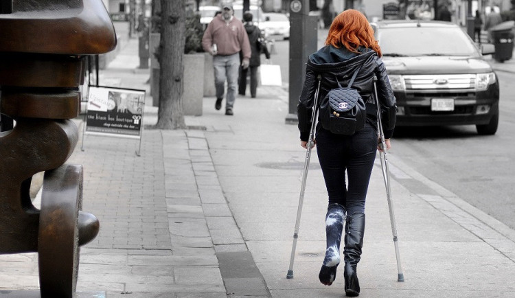 Senior po pivech pozval k sobě domů svůdnou třicátnici o berlích. Když usnul, okradla ho