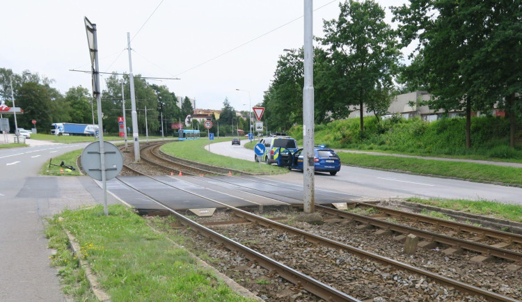 Devadesátiletý muž na elektrokoloběžce nepřežil v Ostravě srážku s tramvají