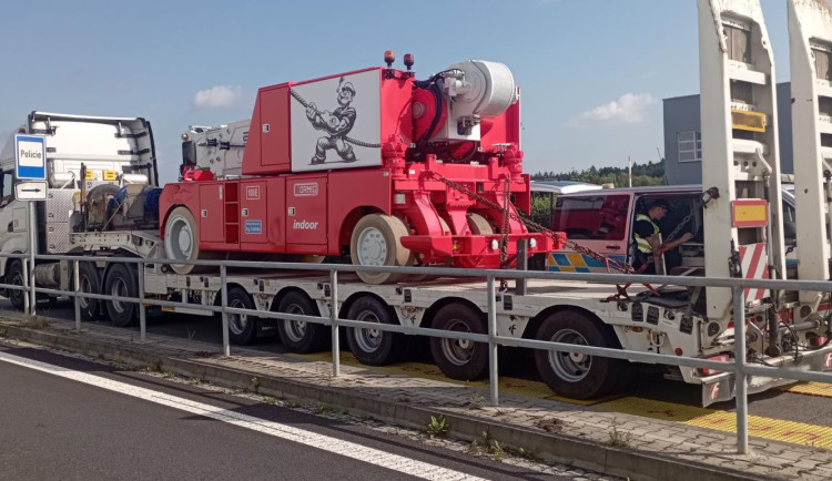 Policisté se nestačili divit. Na dálnici zastavili kamion přetížený o 13 tun.