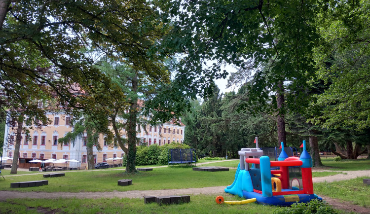 Týraná zvířata i dráha pro čtyřkolky. Kulturní památku mění bez povolení na zábavní park a úřady jsou bezmocné