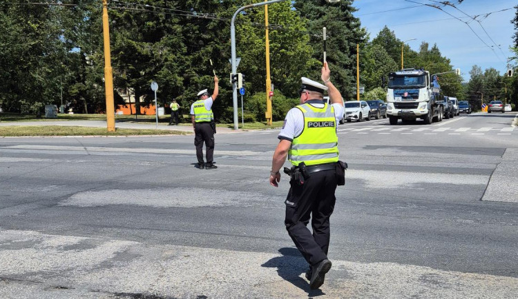 Regulovčík 2024: V Jihlavě soutěžili policisté, na rušné křižovatce se na hodinu vypnuly semafory
