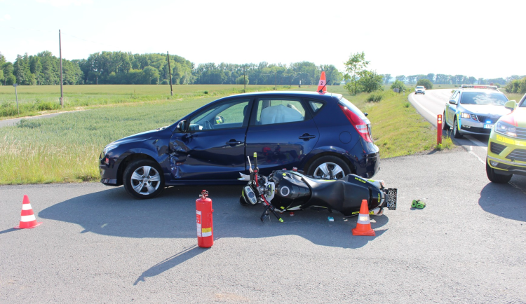 Policisté hledají svědky nehody. Motocyklista se měl střetnout s Hyundaiem.
