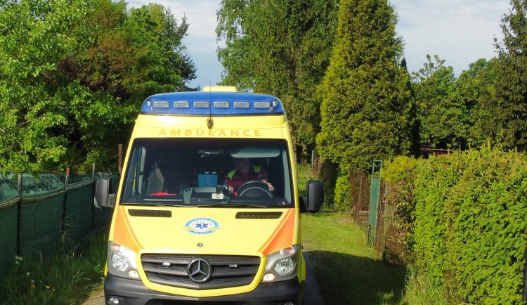 Muž se vážně poranil při pádu ze střechy. Do nemocnice ho transportoval vrtulník.