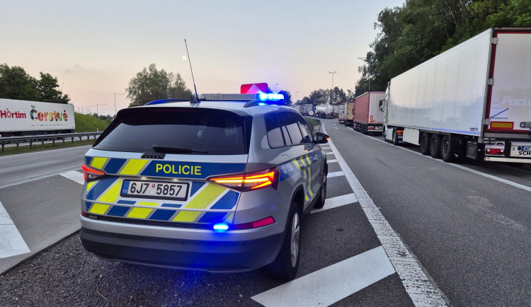 Hlídky na dálnici D1. Policie kontrolovala, jak parkují řidiči kamionů, padaly pokuty