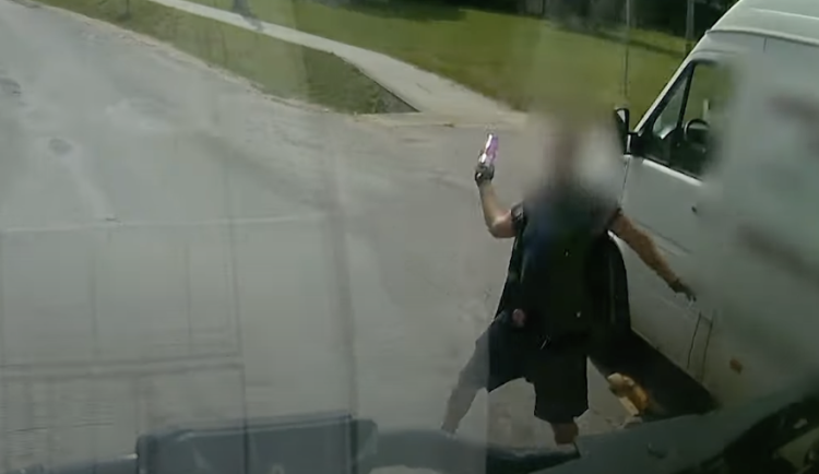 VIDEO: Řidič hrozil druhému pěstí, pak ho začal vybržďovat a nakonec mu rozbil čelní sklo lahví