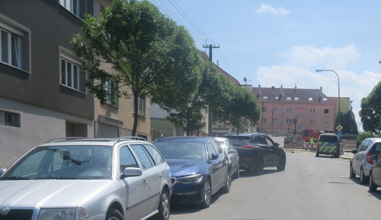 Řidička v Třebíči sjela z kopce a její  Hyundai „smetlo“ další dvě auta. Se zraněním skončila v nemocnici