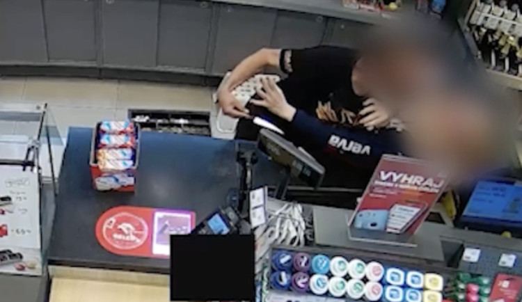 VIDEO: Zloděj s nožem v ruce ohrožoval prodavačku na benzince. Za dvacet minut ho měla policie