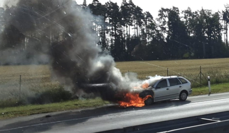 FOTO: Požár na dálnici. Škodovka hořela kvůli závadě motoru, škoda je 50 tisíc korun