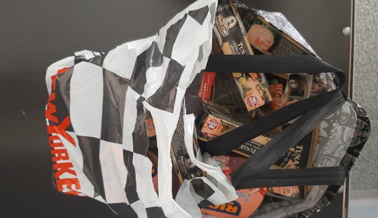 Muž z Havířova ukradl dvě tašky plné rybích pochutin. Když ho dopadli policisté, přiznal se k dalším krádežím