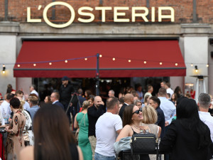 L'Osteria v Dolních Vítkovicích. Červené koberce, modelky, kněz i charitativní dražba