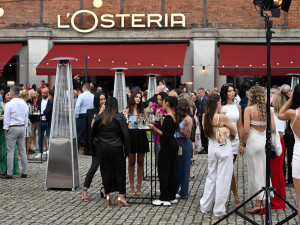 L'Osteria v Dolních Vítkovicích. Červené koberce, modelky, kněz i charitativní dražba