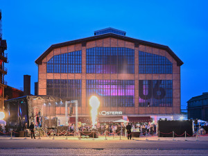 L'Osteria v Dolních Vítkovicích. Červené koberce, modelky, kněz i charitativní dražba