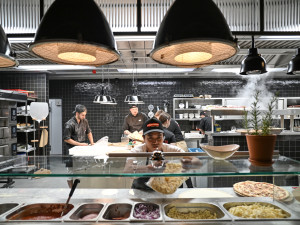 L'Osteria v Dolních Vítkovicích. Červené koberce, modelky, kněz i charitativní dražba