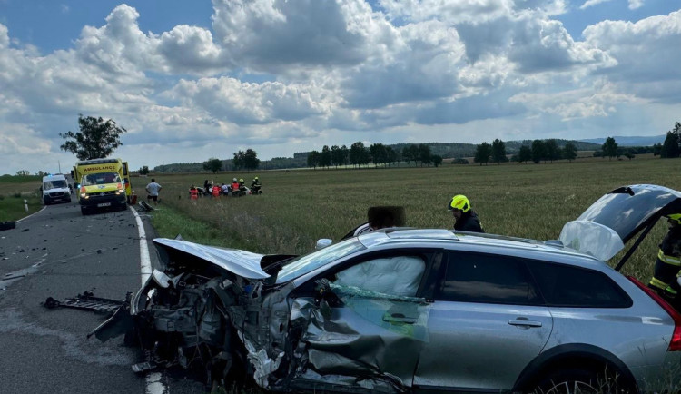 Vážná dopravní nehoda u Dražíče. Mezi zraněnými jsou i tři děti