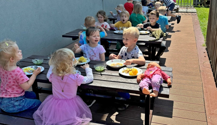 Moravskoslezský kraj nabízí bezplatné obědy dětem v sociální nouzi. Do programu se zatím přihlásilo 90 škol