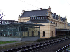 Vlaky mezi Ostravou a Prahou nabírají velká zpoždění. Dopravu komplikuje porucha trakčního vedení
