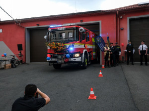 Ostrava koupila dobrovolným hasičům přilby za více než 2,5 milionu korun. Ochrání před ohněm i chemikáliemi