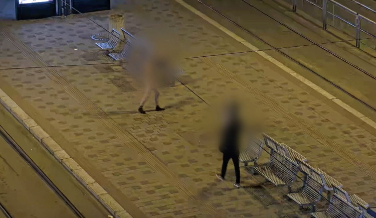 VIDEO: Já ju miluju, vysvětloval opilý muž, který po rozchodu chodil nahý ulicemi Brna