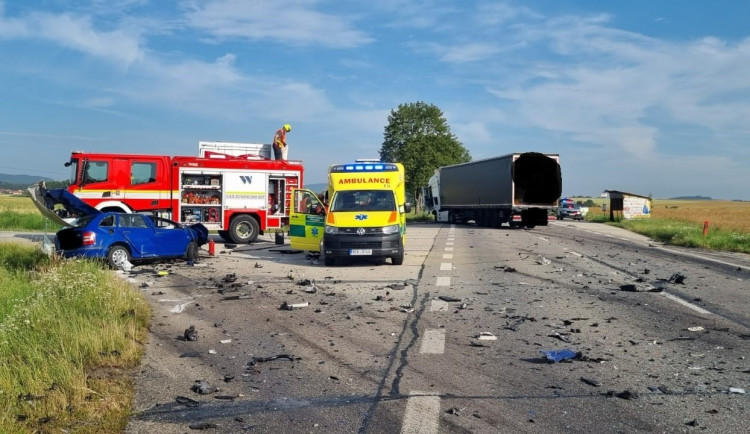 Vážná dopravní nehoda u Libějovic. Řidič osobního auta zemřel