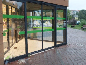 Muž v Ostravě hodil dlažební kostku do skleněných dveří. Strážníkům se svěřil, že už 90 hodin nespal