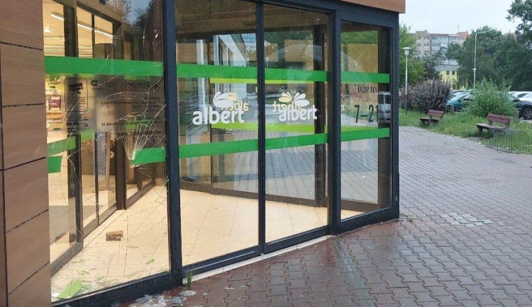 Muž v Ostravě hodil dlažební kostku do skleněných dveří. Pod vlivem drog se strážníkům svěřil, že už 90 hodin nespal