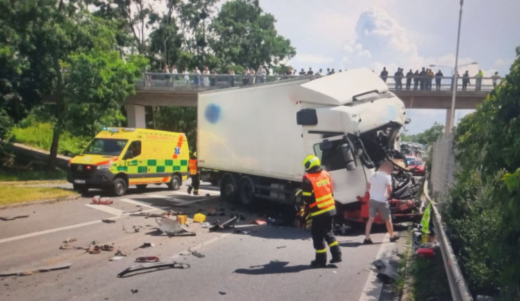 Nehoda pěti automobilů zkomplikovala dopravu v Ostravě, tři zranění skončili v péči záchranářů