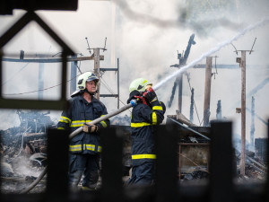 Ve Frýdlantu nad Ostravicí hořela roubenka s přilehlou stodolou. Škody přesáhnou pět milionů korun
