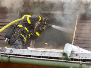 Ve Frýdlantu nad Ostravicí hořela roubenka s přilehlou stodolou. Škody přesáhnou pět milionů korun