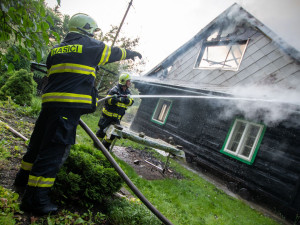 Ve Frýdlantu nad Ostravicí hořela roubenka s přilehlou stodolou. Škody přesáhnou pět milionů korun