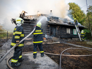 Ve Frýdlantu nad Ostravicí hořela roubenka s přilehlou stodolou. Škody přesáhnou pět milionů korun
