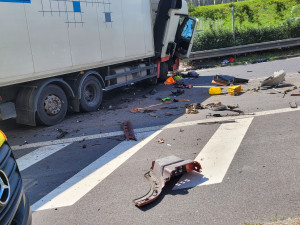 V Ostravě se srazily dva kamiony se dvěma auty. Tři lidé se zranili, jednoho z řidičů vyprošťovali hasiči