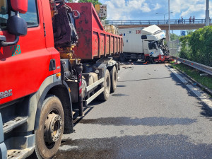 V Ostravě se srazily dva kamiony se dvěma auty. Tři lidé se zranili, jednoho z řidičů vyprošťovali hasiči