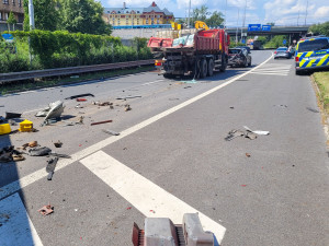 V Ostravě se srazily dva kamiony se dvěma auty. Tři lidé se zranili, jednoho z řidičů vyprošťovali hasiči