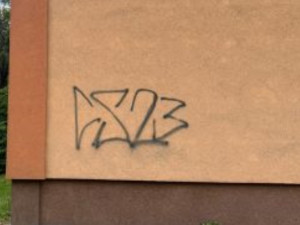 Vandal z Karviné během tří měsíců poničil devět budov. Fasády posprejoval a popsal nesmazatelnými fixy
