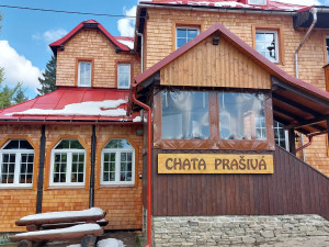 Chata Prašivá v Beskydech má novou fasádu z modřínového šindelu za milion. Dobrovolníci pomáhali tisíce hodin