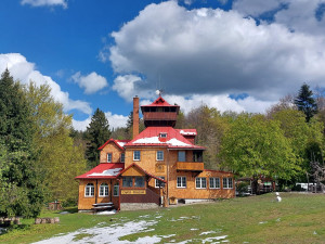 Chata Prašivá v Beskydech má novou fasádu z modřínového šindelu za milion. Dobrovolníci pomáhali tisíce hodin