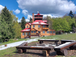 Chata Prašivá v Beskydech má novou fasádu z modřínového šindelu za milion. Dobrovolníci pomáhali tisíce hodin