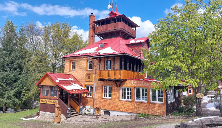 Chata Prašivá v Beskydech má novou fasádu z modřínového šindelu za milion. Dobrovolníci pomáhali tisíce hodin