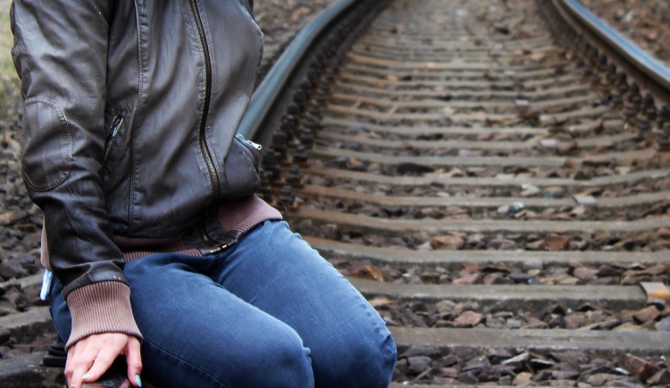 Žena čekala na vlak s nohama v kolejišti. Zastavili kvůli ní provoz a hrozí jí vysoká pokuta