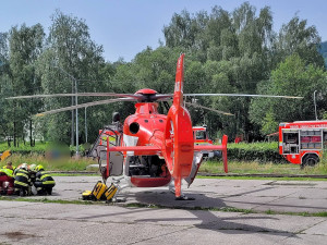 Na projíždějící auto na Bruntálsku spadl strom. Tři lidé se zranili, staršího muže museli záchranáři oživovat