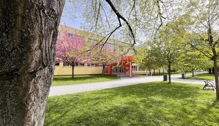 Rodiče opavských školáků sepsali anonymní petici. Upozorňují na časté střídání učitelů i striktní pravidla. Město ředitelku hájí