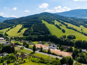 Moderní bydlení v blízkosti přírody táhne. Jedno takové najdete  v srdci Jeseníků