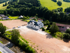 Moderní bydlení v blízkosti přírody táhne. Jedno takové najdete  v srdci Jeseníků