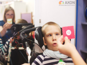 Honzík zázrakem jako miminko vyhrál nad smrtí, utrpěl ale těžké poškození mozku. Rodině chce pomoci benefice