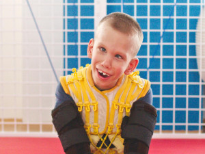 Honzík zázrakem jako miminko vyhrál nad smrtí, utrpěl ale těžké poškození mozku. Rodině chce pomoci benefice