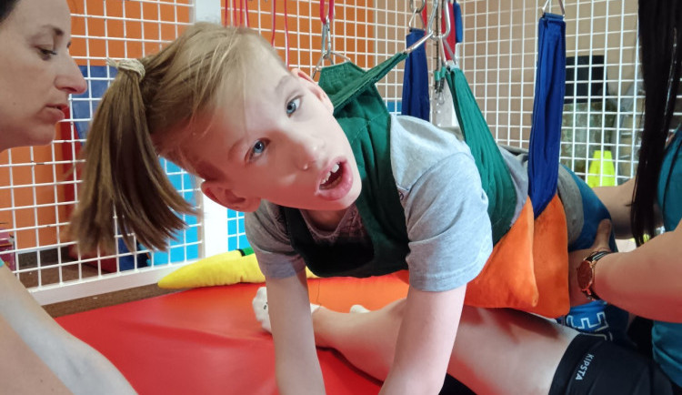 Honzík zázrakem jako miminko vyhrál nad smrtí, utrpěl ale těžké poškození mozku. Rodině chce pomoci benefice.