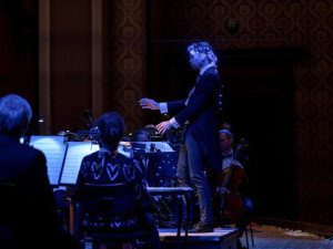 Dirigent musí být trochu exhibicionista. Do klasické hudby by se neměl nikdo nutit, říká Patrik Červák