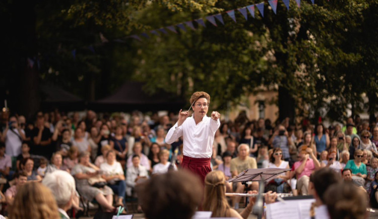 Dirigent musí být trochu exhibicionista. Do klasické hudby by se neměl nikdo nutit, říká Patrik Červák.