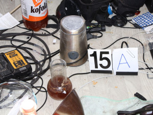 Policisté zadrželi osm lidí, kteří na Novojičínsku vyráběli pervitin