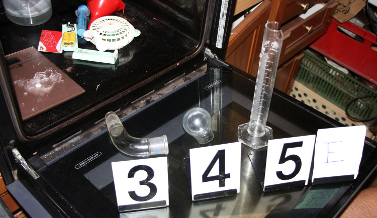 Policisté zadrželi osm lidí, kteří na Novojičínsku vyráběli pervitin